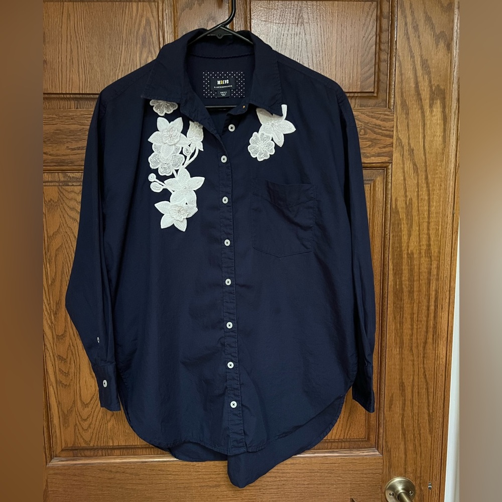 MAEVE Navy Button-Down Shirt with White Floral Embroidery | size Small